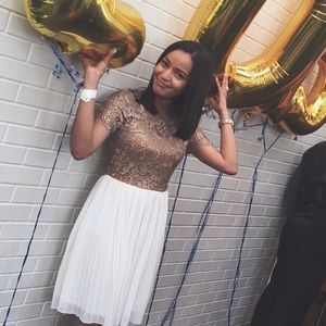 ASOS - Beautiful white & gold dress